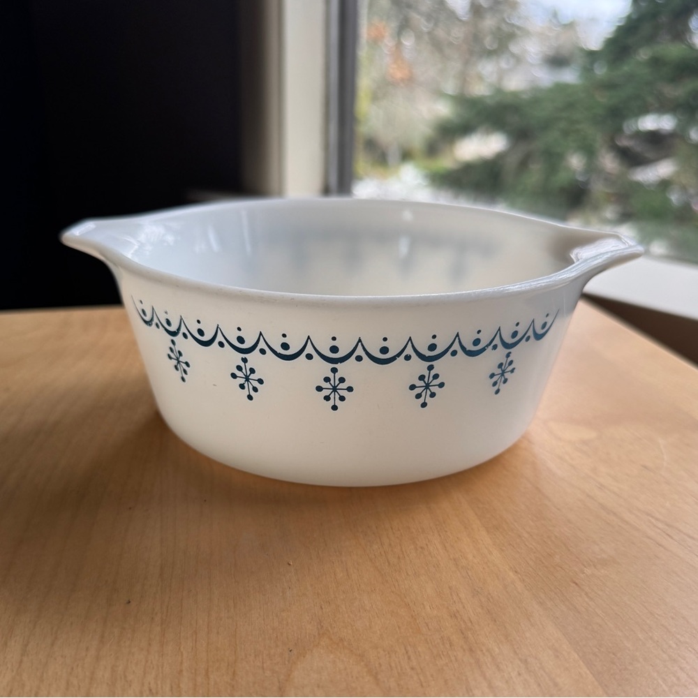 Vintage Snowflake Garland 472 Pyrex Dish